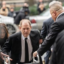 Harvey Weinstein llegando a los juzgados de Nueva York ayudado por su andador