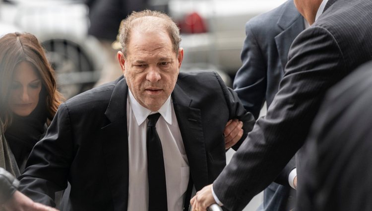 Harvey Weinstein llegando a los juzgados de Nueva York ayudado por su andador