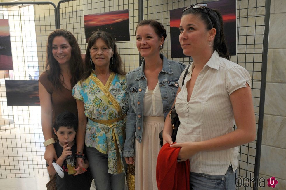 Marisol (Pepa Flores) posa con sus hijas en su última aparición en un acto público