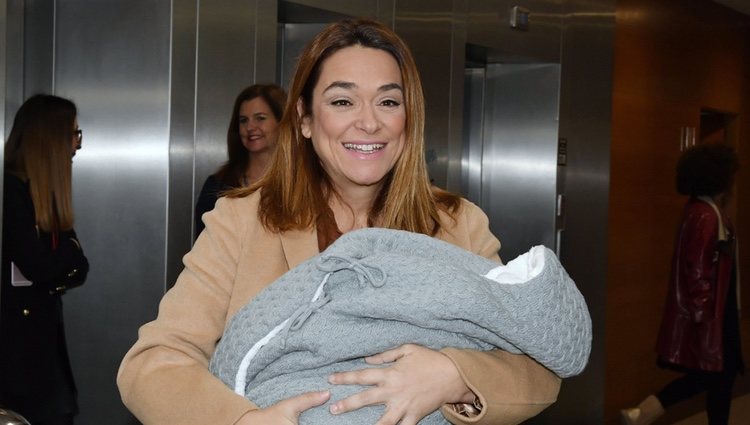 Toñi Moreno presenta a su hija Lola muy feliz