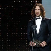 Carles Puyol presentando un premio en la gala de los Goya 2020