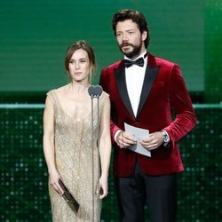 Marta Etura y Álvaro Morte entregando un premio en la gala de los Goya 2020