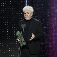 Pedro Almodóvar recogiendo un premio en los Goya 2020