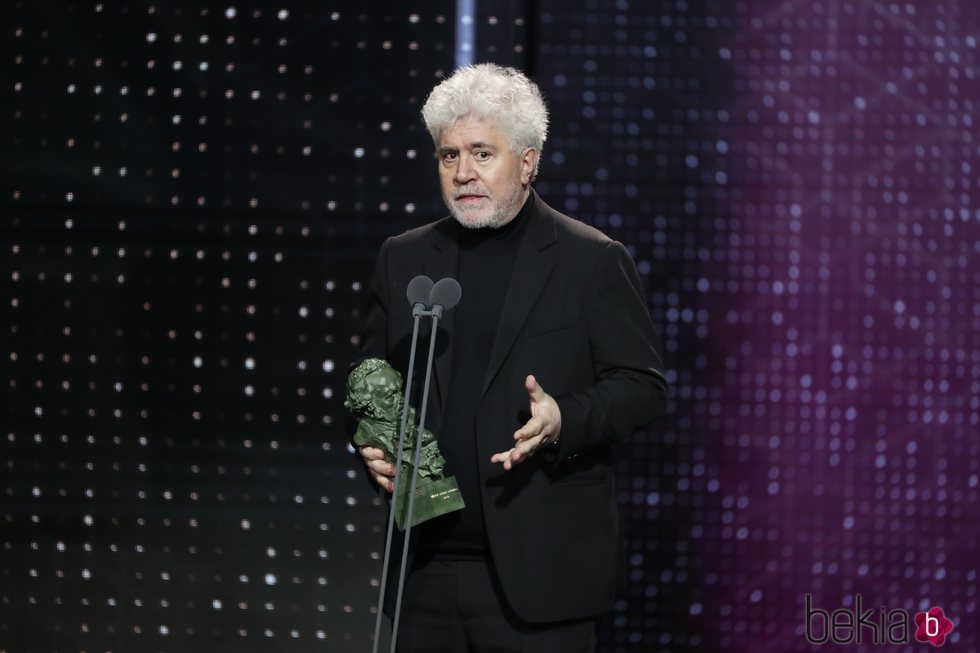 Pedro Almodóvar recogiendo un premio en los Goya 2020