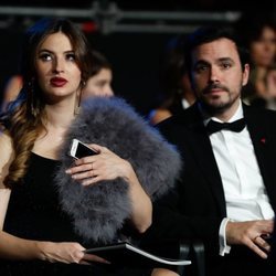 Alberto Garzón y Anna Ruiz viendo la gala de los Goya 2020