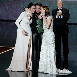 Las tres hijas de Marisol se emocionan en los Goya 2020 al recoger el Goya de Honor