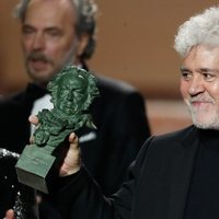 Pedro Almodóvar con su Goya 2020 a Mejor Dirección