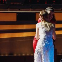 Amaia besa a María Esteve en el homenaje a Marisol en los Goya 2020