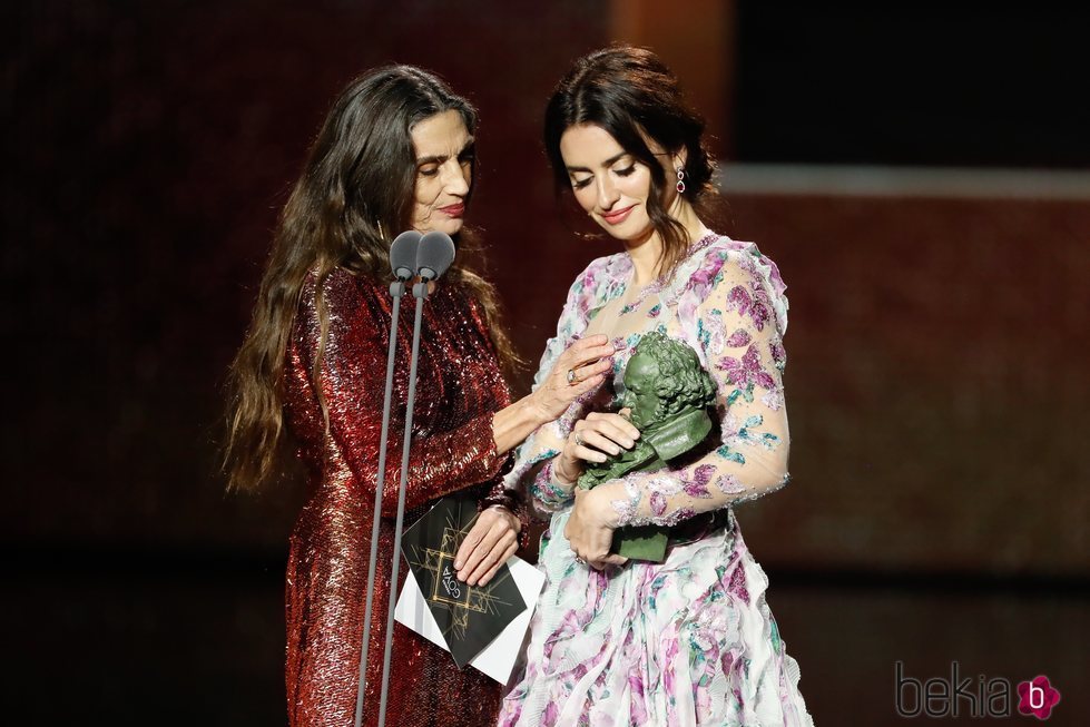 Ángela Molina y Penélope Cruz miran el Goya 2020 a la Mejor Dirección