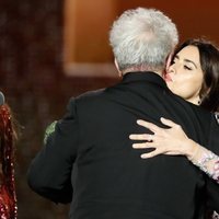 Penélope Cruz besa a Pedro Almodóvar en los Goya 2020