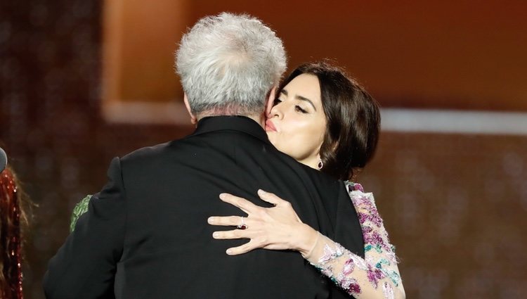 Penélope Cruz besa a Pedro Almodóvar en los Goya 2020