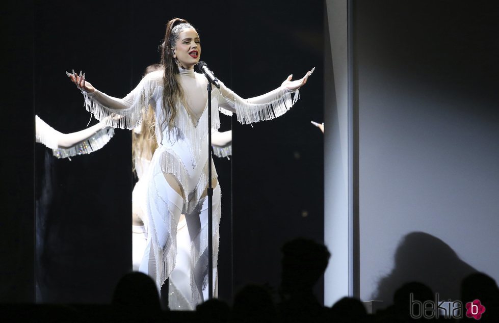 Rosalía durante su actuación en los Premios Grammy 2020
