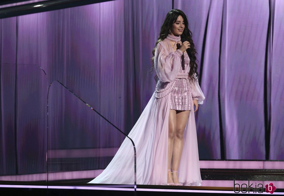 Camila Cabello actuando en los Premios Grammy 2020