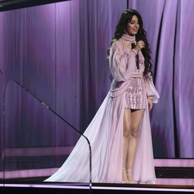 Camila Cabello actuando en los Premios Grammy 2020