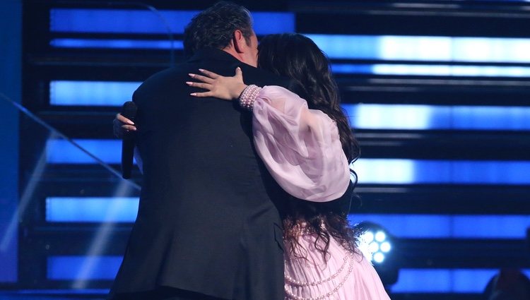 Camilla Cabello y su padre se abrazan en la gala de los Premios Grammy 2020