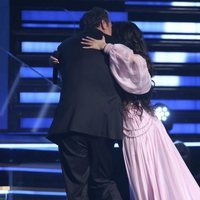 Camilla Cabello y su padre se abrazan en la gala de los Premios Grammy 2020