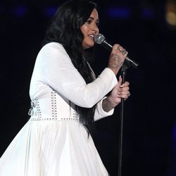 Demi Lovato muy emocionada en su actuación en los Premios Grammy 2020