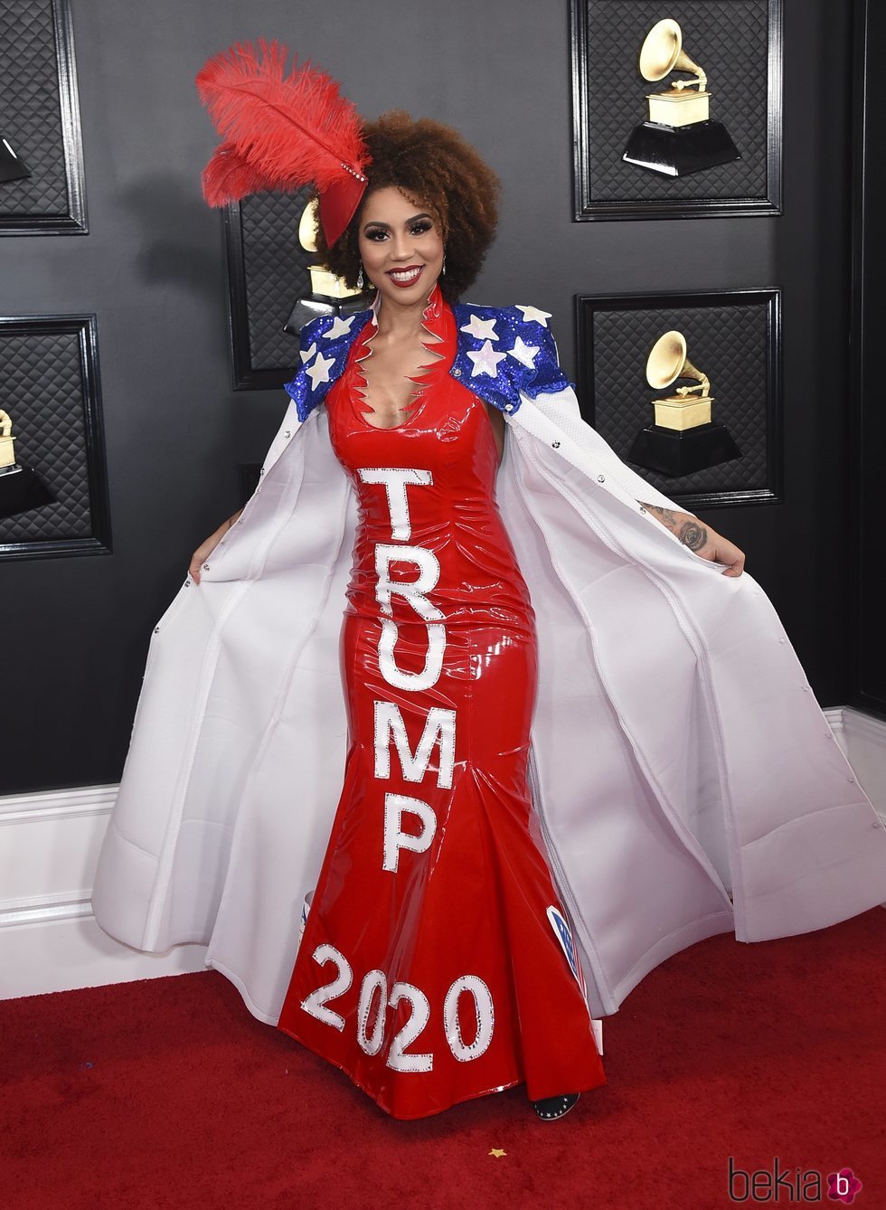 Joy Villa con un vestido de apoyo a Donald Trump en la alfombra roja de los Premios Grammy 2020