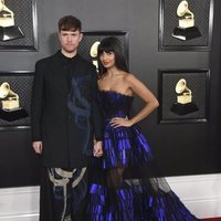 James Blake y Jameela Jamil en la alfombra roja de los Premios Grammy 2020