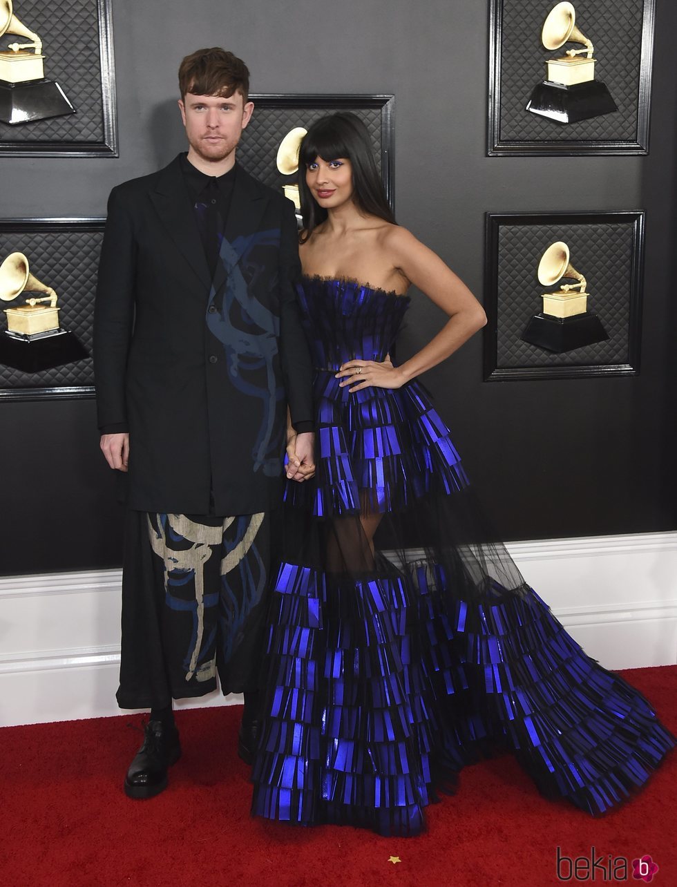 James Blake y Jameela Jamil en la alfombra roja de los Premios Grammy 2020