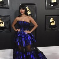 Jameela Jamil en la alfombra roja de los Premios Grammy 2020