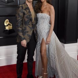 Kevin Jonas con su mujer, Danielle Jonas, en la alfombra roja de los Premios Grammy 2020