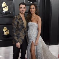 Kevin Jonas con su mujer, Danielle Jonas, en la alfombra roja de los Premios Grammy 2020
