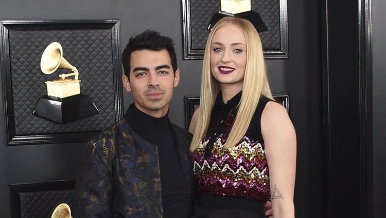 Joe Jonas y Sophie Turner en la alfombra roja de los Premios Grammy 2020