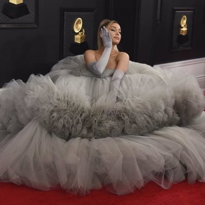 Ariana Grande, espectacular en la alfombra roja de los Premios Grammy 2020