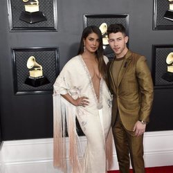 Priyanka Chopra y Nick Jonas en la alfombra roja de los Premios Grammy 2020
