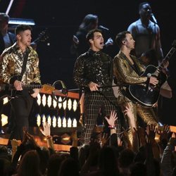 Los Jonas Brothers durante su actuación en los Premios Grammy 2020