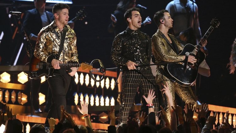 Los Jonas Brothers durante su actuación en los Premios Grammy 2020