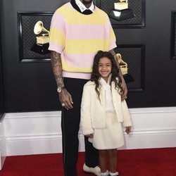 Chris Brown con su hija Royalty en la alfombra roja de los Premios Grammy 2020