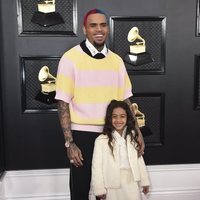 Chris Brown con su hija Royalty en la alfombra roja de los Premios Grammy 2020