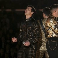 Los Jonas Brothers cantando sobre el escenario de los Premios Grammy 2020
