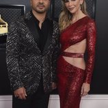 Luis Fonsi y Águeda López en la alfombra roja de los Premios Grammy 2020