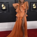 Chrissy Teigen en la alfombra roja de los Premios Grammy 2020