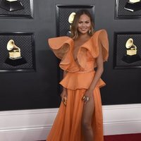 Chrissy Teigen en la alfombra roja de los Premios Grammy 2020