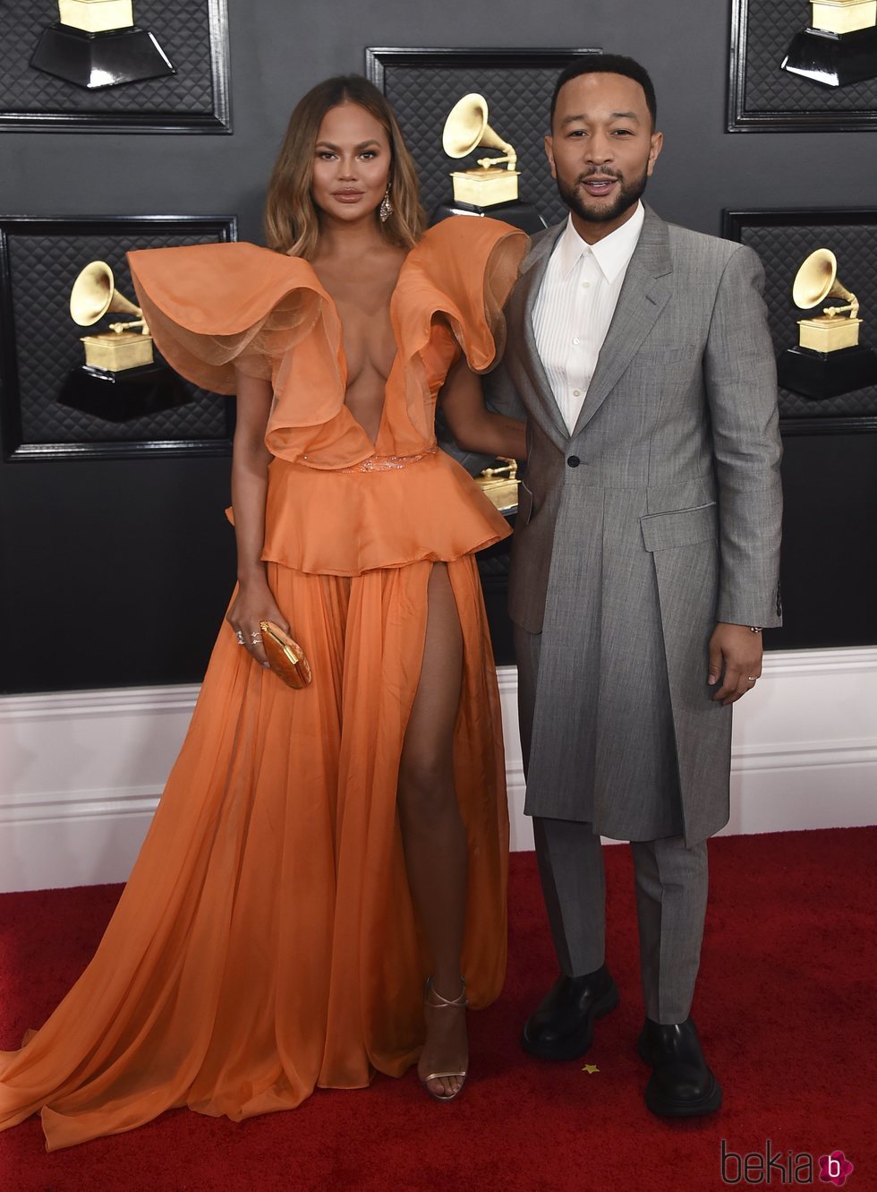 Chrissy Teigen y John Legend en la alfombra roja de los Premios Grammy 2020