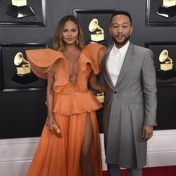 Chrissy Teigen y John Legend en la alfombra roja de los Premios Grammy 2020