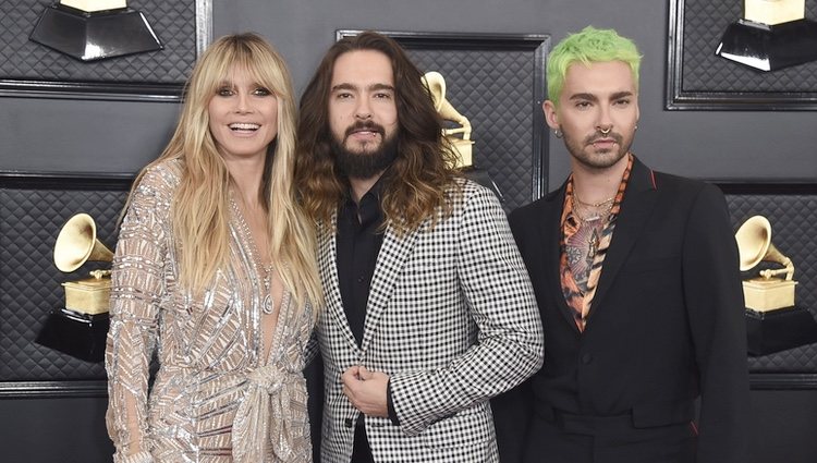 Heidi Klum, Tom Kaulitz y Bill Kaulitz en la alfombra roja de los Premios Grammy 2020