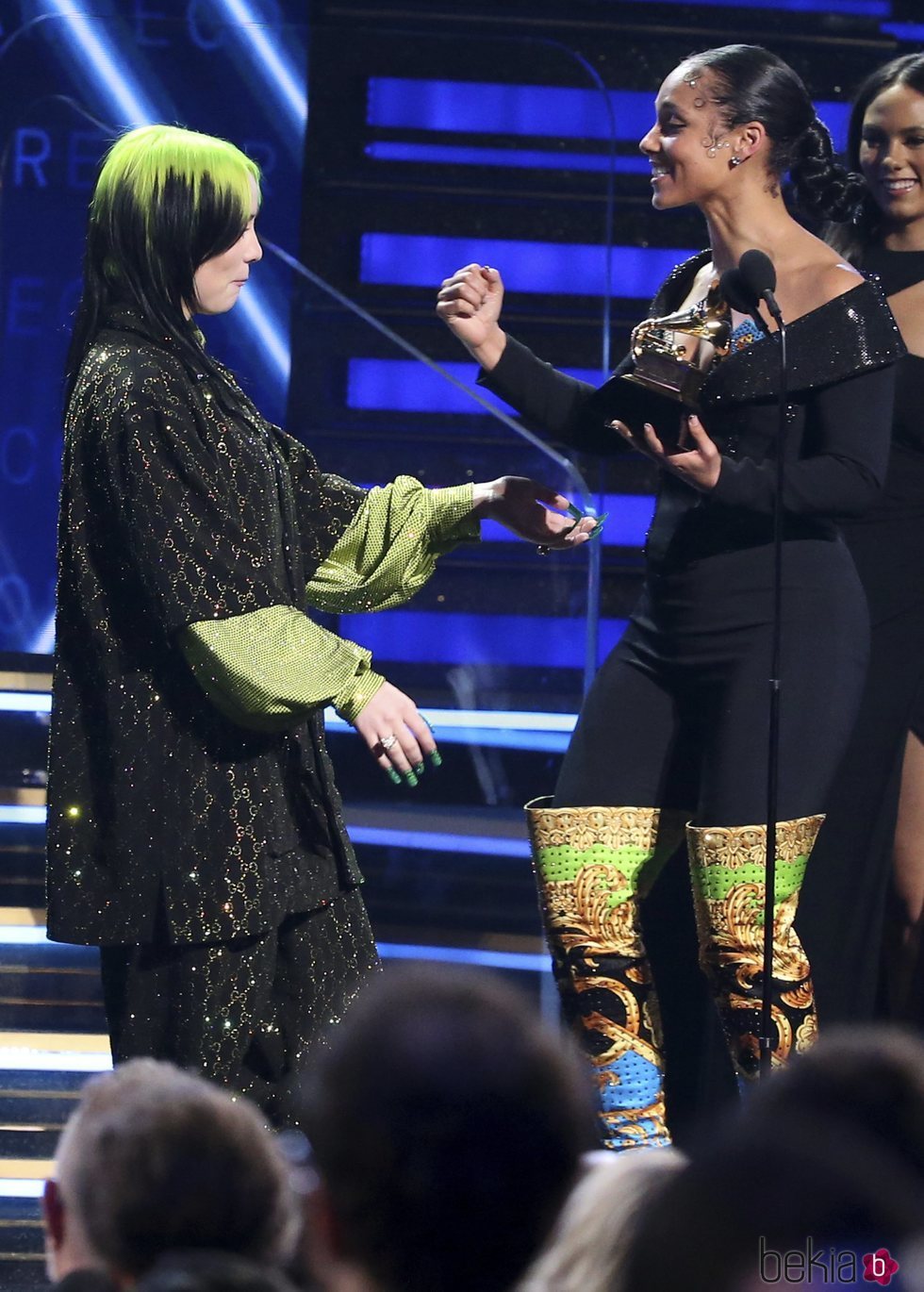 Alicia Keys entrega un premio a Billie Eilish en la gala de los Premios Grammy 2020