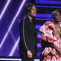Keith Urban y Cynthia Erivo en la gala de los Premios Grammy 2020
