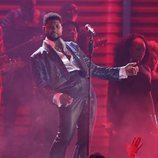 Usher actuando en los Premios Grammy 2020