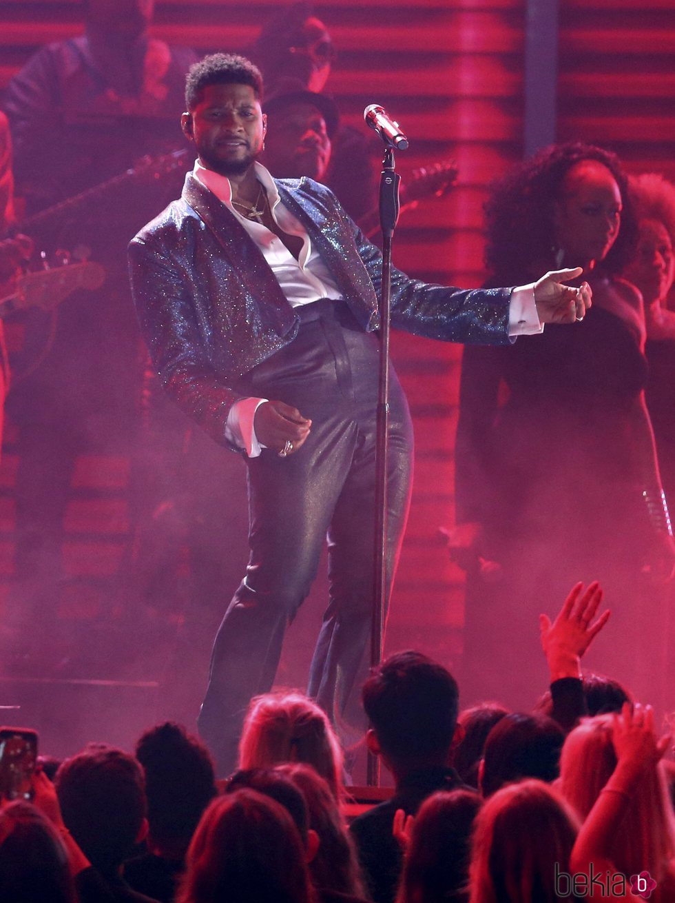 Usher actuando en los Premios Grammy 2020