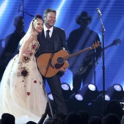 Gwen Stefani y Blake Shelton actuando en la gala de los Premios Grammy 2020
