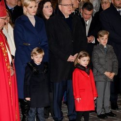 Alberto y Charlene de Mónaco con sus hijos Jacques y Gabriella en Santa Devota 2020