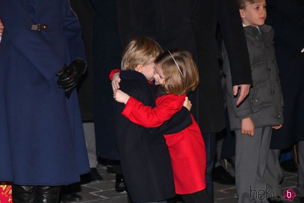 Jacques y Gabriella de Mónaco se abrazan en Santa Devota 2020