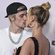 Justin Bieber y Hailey Baldwin besándose en la presentación de 'Justin Bieber: Seasons'