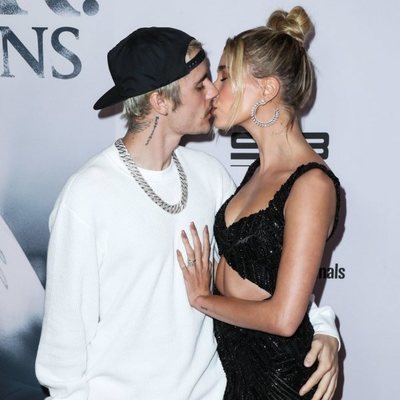 Justin Bieber y Hailey Baldwin dándose un beso en la presentación de 'Justin Bieber: Seasons'